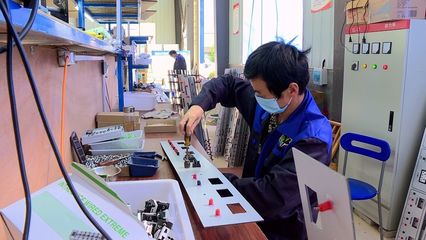 麥市鎮(zhèn) 發(fā)展微工產(chǎn)業(yè) 讓貧困戶家門口就業(yè)技術(shù)與希望同行